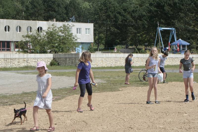 Náplavka před vinařstvím Bettiny Lobkowitz se v pátek zaplnila desítkami lidí převážně v námořnickém oblečení, kteří čekali na připlouvající loď Tajemství.