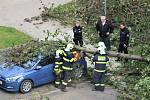 Na parkovišti mezi panelovými domy na sídlišti V Zátiší v Kralupech nad Vltavou skácel ve čtvrtek 21. října vichr strom na parkující auto. Na místě zasahovali hasiči.