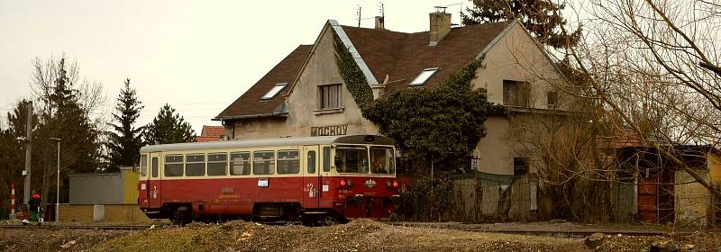 Po třech a půl letech po obnovení provozu skončí pravidelná osobní doprava na trati Čelákovice – Mochov.