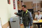 V Lužci na Mělnicku měli dvě hodiny před koncem voleb odvoleno 36 procent voličů z 1138 možných. Podle redaktorky panuje ve volební místnosti výborná nálada. Lidé chodili volit i těsně před páteční 22. hodinou.