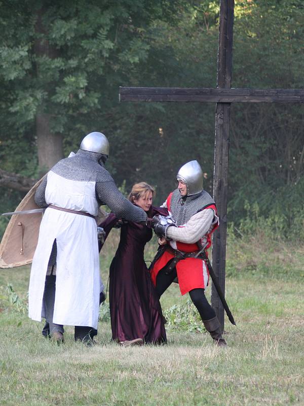 Hořínský park opět po roce ožil rytířským kláním, šermem a středověkou hudbou.