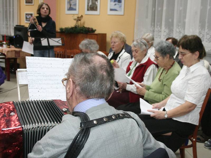 Česko zpívá koledy v Centru seniorů Mělník