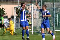 Fotbalisté Sokola Libiš (v modrém) porazili v domácím utkání 6. kola divize C Benátky nad Jizerou 2:1.