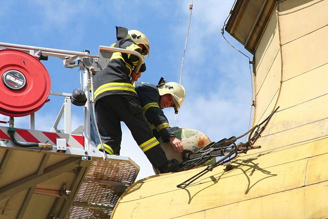 Ulomená kopule chorušického kostela zaměstnala mělnické hasiče na dvě hodiny