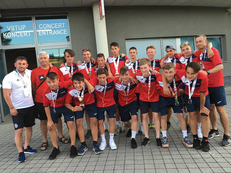 Středočeské fotbalové výběry U14 na hrách 9. Letní olympiády dětí a mládeže uspěly - chlapci turnaj vyhráli, dívky braly druhé místo.