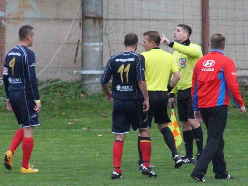 Fotbalista Dynama Nelahozeves (v zeleném) bodovali i v pátém domácím utkání v nové sezoně I. A třídy, s Klecany prohráli až v penaltovém rozstřelu.