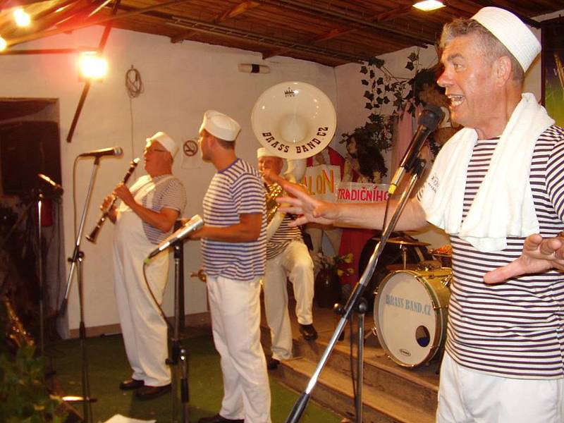 Sobotní večer roztančila Jazzovou zahradu v Libiši dixielandová kapela Brass Band Rakovník.