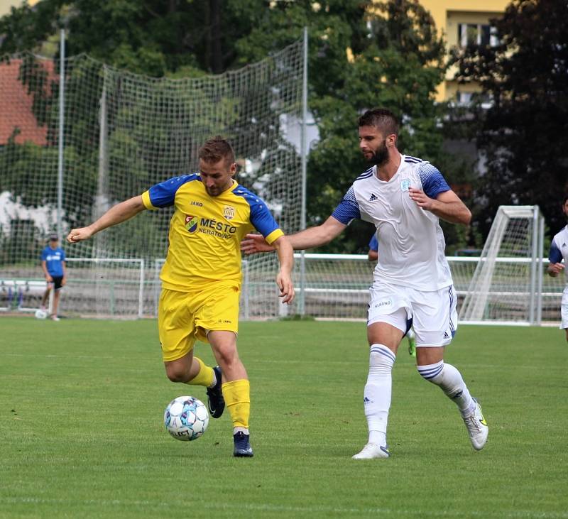 Neratovice (ve žlutém)  ve druhém kole divize B podlehly doma SK Kladno 0:2.