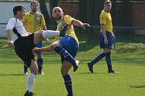 Fotbalisté Hořína (ve žlutém) porazili v 16. kole okresního přeboru Mšeno 3:1.