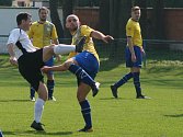 Fotbalisté Hořína (ve žlutém) porazili v 16. kole okresního přeboru Mšeno 3:1.