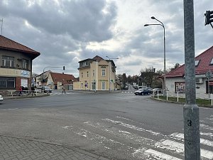 Křižovatka v ulici Bezručova na Mělníku.