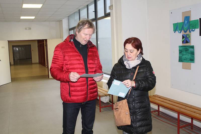 Vhodit hlas svým kandidátům přišla do okrsku č. 13 v budově Gymnázia Jana Palacha v Mělníku i tato manželská dvojice. Těsně před vstupem do volební místnosti proběhla blesková konzultace.