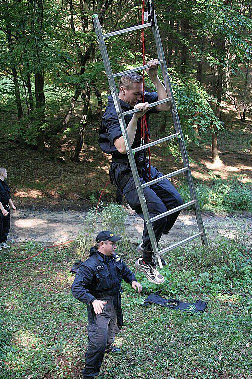 Policisté poměřili své síly v testu odolnosti.