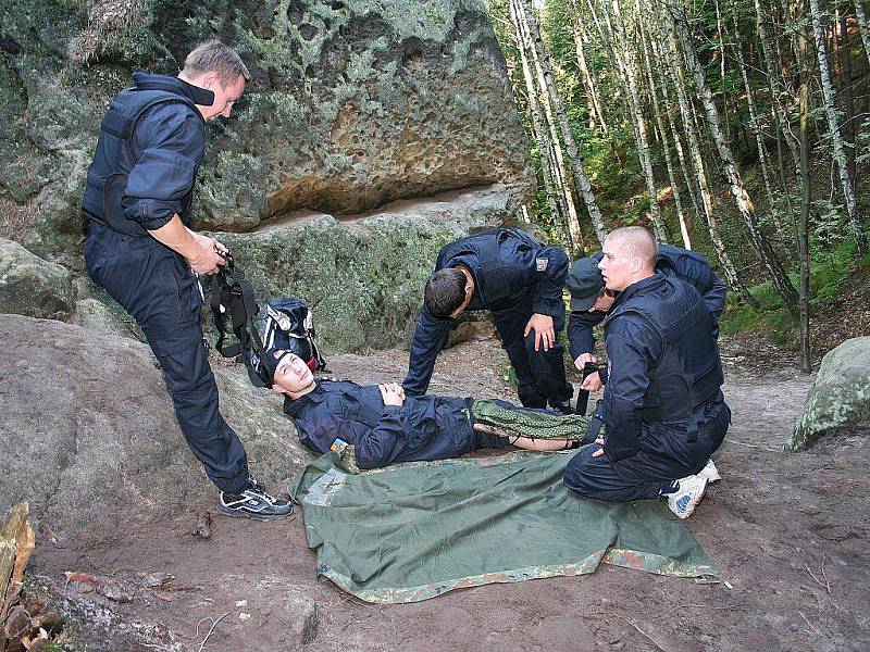 Policisté poměřili své síly v testu odolnosti.