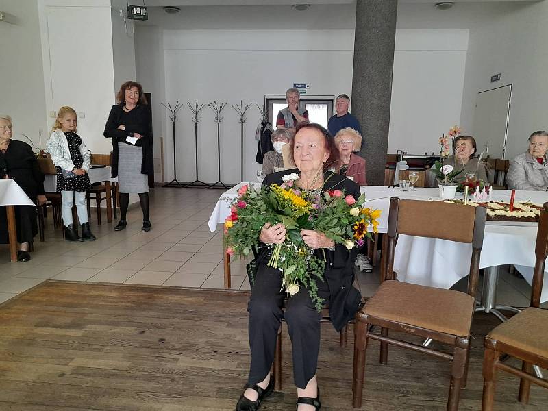 Z oslavy 100. narozenin Emílie Jursíkové v restauraci Na Závisti ve Veltrusech