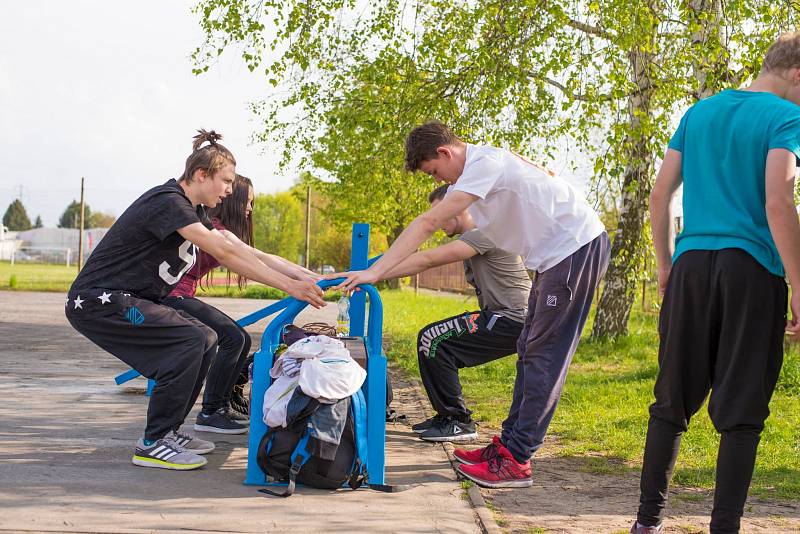 Neratovičtí workoutisté trénují každé pondělí, středu nebo pátek od 16 hodin na speciálním hřišti u místního kopce s kamenným nápisem Miluji.