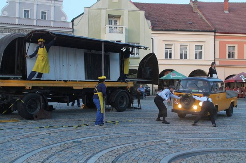 Velmi originální podívanou viděli ve středu 21. srpna návštěvníci mělnického náměstí Míru. Právě tam se totiž v rámci Mělnického kulturního léta odehrálo vystoupení hudebně-divadelního souboru ORCHESTRoj – Zatrestband.