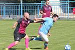 Fotbalisté FK Kralupy 1901 (v modrém) porazili v pátém kole I. B třídy Byšice 2:1.