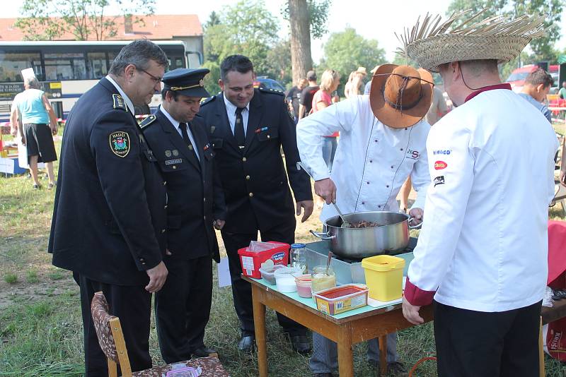 Prosluněný den ve městě Veltrusy začal vůní smažené cibulky a masa.