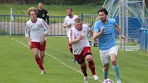 Fotbalisté FK Kralupy 1901 (modré dresy) pokračovali v jarní krasojízdě také v derby s Libčicemi, velkého soupeře doma porazili 5:2.