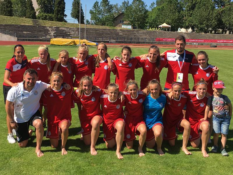 Středočeské fotbalové výběry U14 na hrách 9. Letní olympiády dětí a mládeže uspěly - chlapci turnaj vyhráli, dívky braly druhé místo.