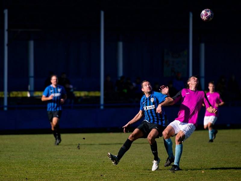 I. B třída, 13. kolo: FK Kralupy 1901 (fialové dresy) - Slavoj St. Boleslav (2:2)