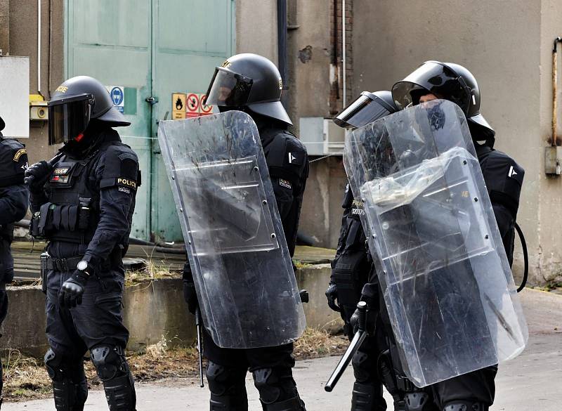 Spolanu obsadilo na 300 policistů pořádkové jednotky. Naštěstí jen v rámci cvičení.