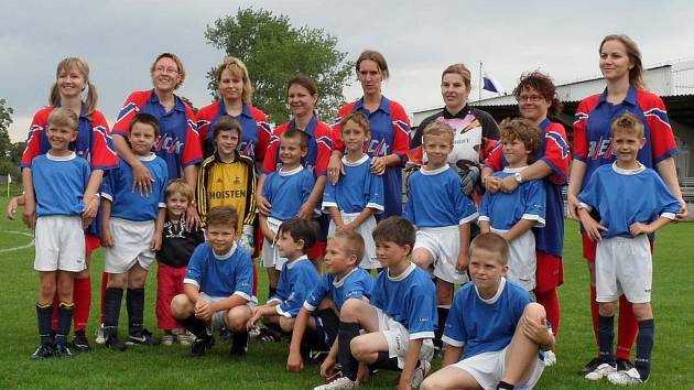 Mladší přípravka a minižáci FK Pšovka Mělník si na závěr sezony zahráli proti týmu maminek.