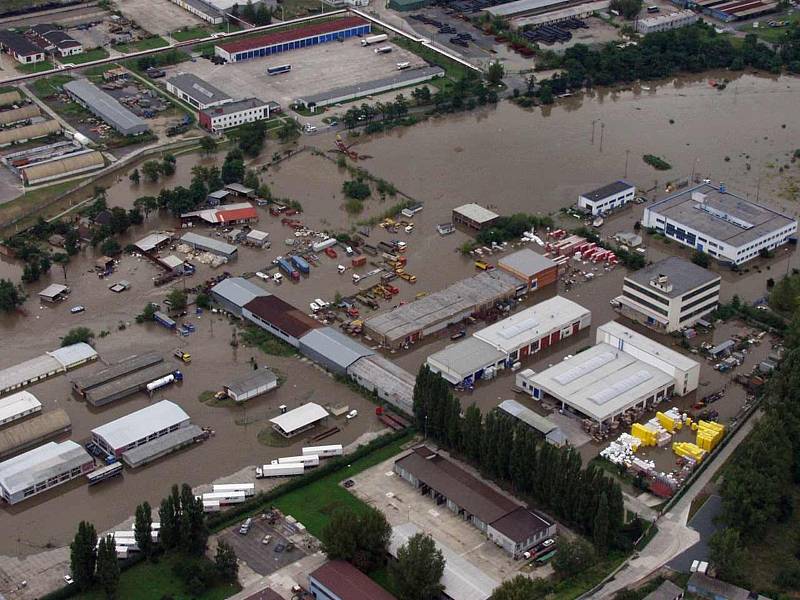 Povodeň v roce 2002 na Mělnicku – letecký snímek: Kralupy nad Vltavou