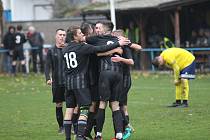 Fotbalisté TJ Záryby (v černém) porazili v posledním podzimní kole I. B třídy Sokol Řepov 4:0.