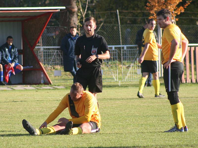 Fotbalisté SK Slavia Velký Borek (ve žlutém) prohráli v domácím prostředí důležitý zápas s předposledním Bakovem 1:3, v tabulce B skupiny I. B třídy tak po jedenácti kolech zůstávají poslední.