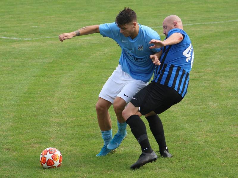 HROZBA. Tu představoval Dominik Menčl nejen pro obránce Staré Boleslavi v nedávném utkání I. B třídy, ale také pro všechny další soupeře, proti kterým v letošní sezoně nastoupil.