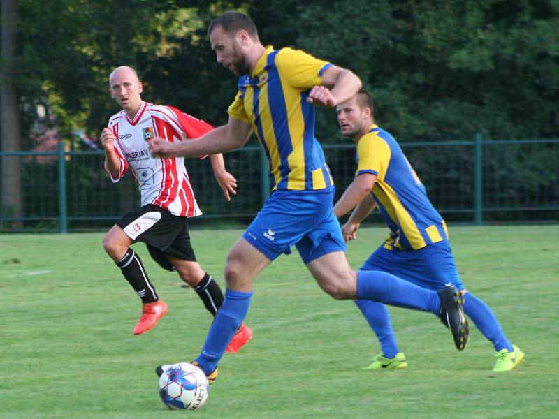 Fotbalisté Byšic (modrožluté dresy) ve své podzimní domácí premiéře porazili Holubice 3:1.