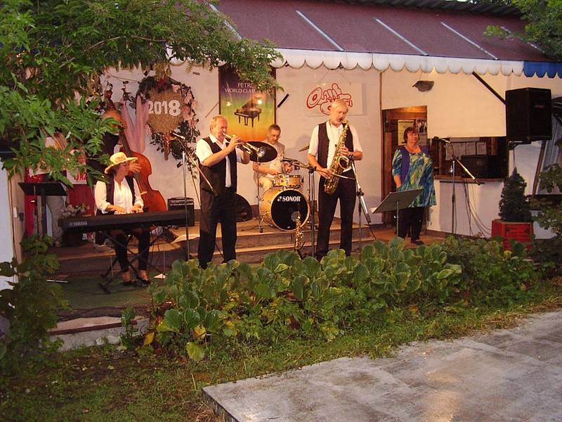 Sobotní večer roztančila Jazzovou zahradu v Libiši dixielandová kapela Brass Band Rakovník.