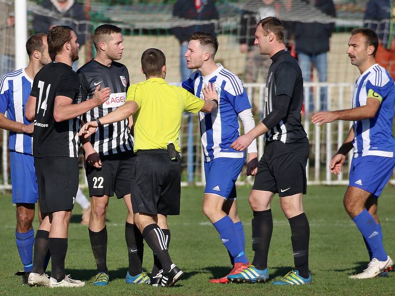 Divize B, 15. kolo: FK Brandýs - Sokol Libiš (v modrém) 1:2.