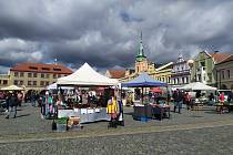 Na náměstí Míru v Mělníku se konají farmářské trhy v sobotu dopoledne. 