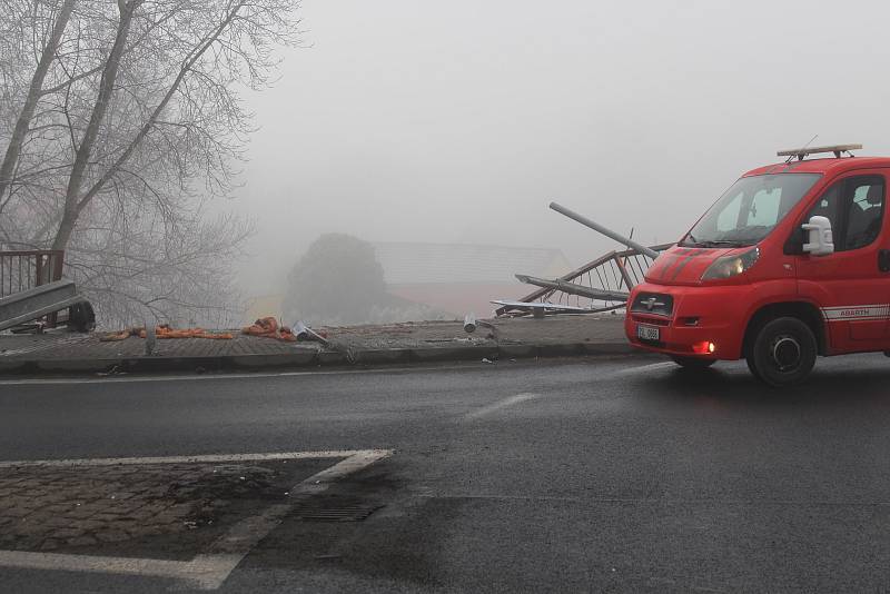 Nehoda autobusu na silnici I/16 před kruhovým objezdem u Nového mostu v Mělníku.