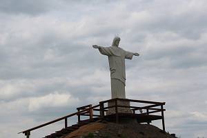 Socha Ježíše Krista stojí v Resortu Svět v Úžicích na Mělnicku.