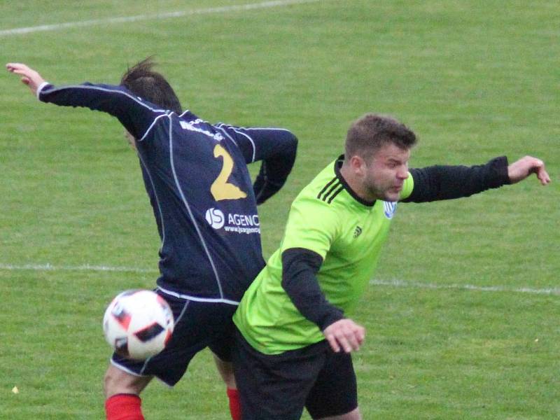 Fotbalista Dynama Nelahozeves (v zeleném) bodovali i v pátém domácím utkání v nové sezoně I. A třídy, s Klecany prohráli až v penaltovém rozstřelu.