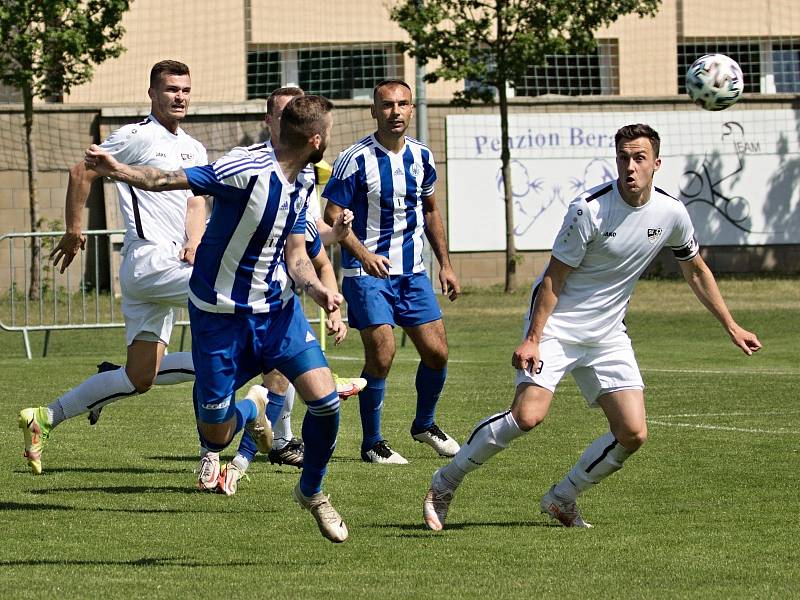 Divize C, 26. kolo: Sokol Libiš (modro-bílé dresy) - SK Vysoké Mýto (1:2)