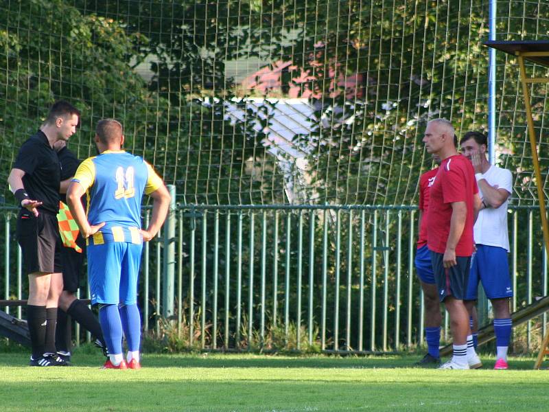 Fotbalisté Byšic (v modrožlutých dresech) porazili na vlastním hřišti Holubice 3:2 a po čtyřech kolech stojí v čele své skupiny I. B třídy.