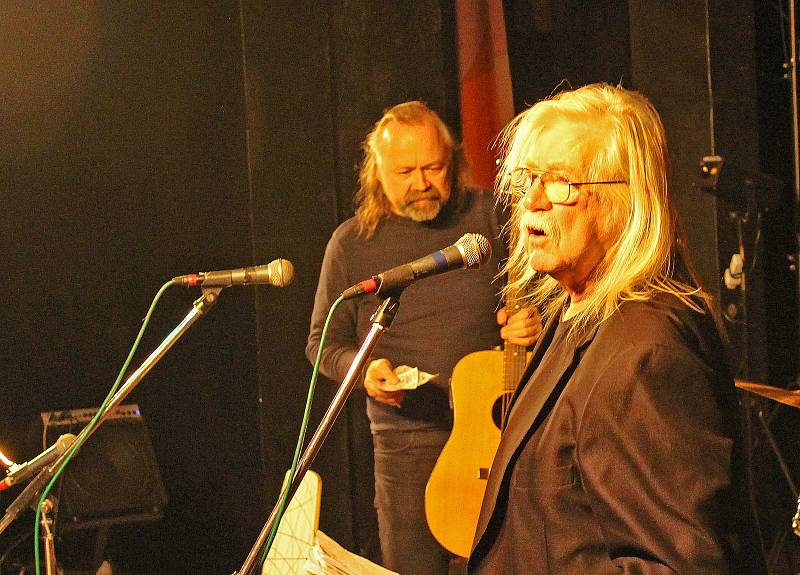 Skupina Rangers Band i její host Pepa Fousek přispěli k dobré náladě. I tentokrát Kralupany potěšil vyprávěním, básněmi a rozvernými písničkami.