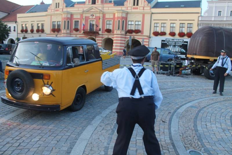 Velmi originální podívanou viděli ve středu 21. srpna návštěvníci mělnického náměstí Míru. Právě tam se totiž v rámci Mělnického kulturního léta odehrálo vystoupení hudebně-divadelního souboru ORCHESTRoj – Zatrestband.