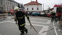 Trénink hasičů ve všetatské škole