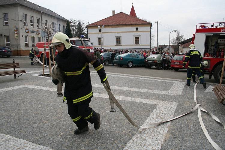 Trénink hasičů ve všetatské škole