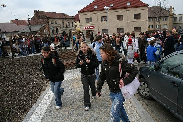 Trénink hasičů ve všetatské škole