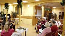 V rámci tradiční vánoční akce Deníku – Česko zpívá koledy se ve středu 11. prosince zpívalo také v Domě Kněžny Emmy v Neratovicích.