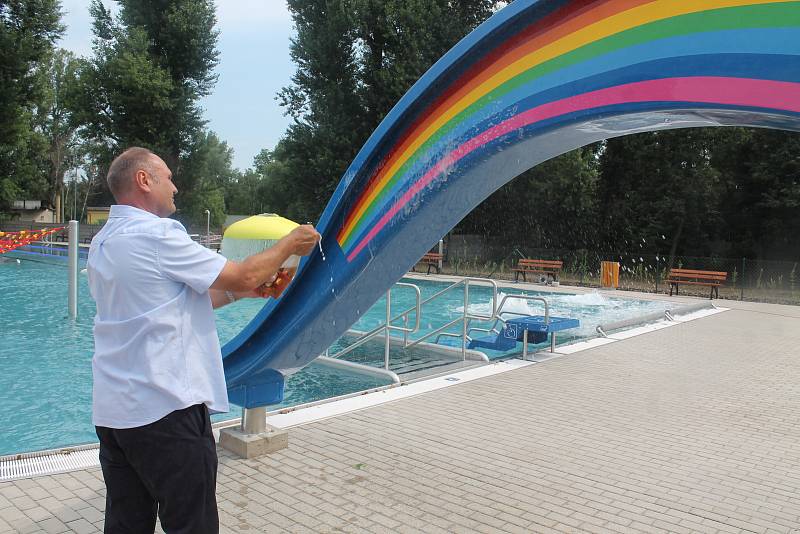 Ze slavnostní otevření zrekonstruovaného plaveckého bazénu v areálu městského koupaliště v Neratovicích.