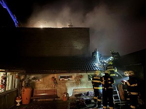 Noční požár garáže v Mělníku.