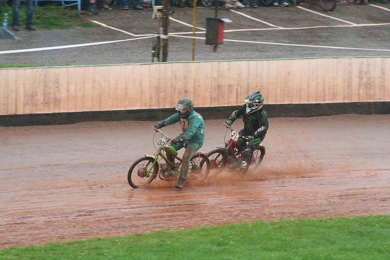 Pátý ročník Mistrovství světa mopedů Stadion na ploché dráze ve Mšeně